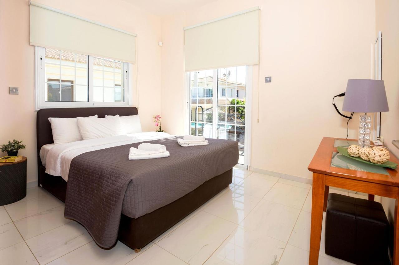 Villa Oceania - Beachfront Paralimni Exterior foto