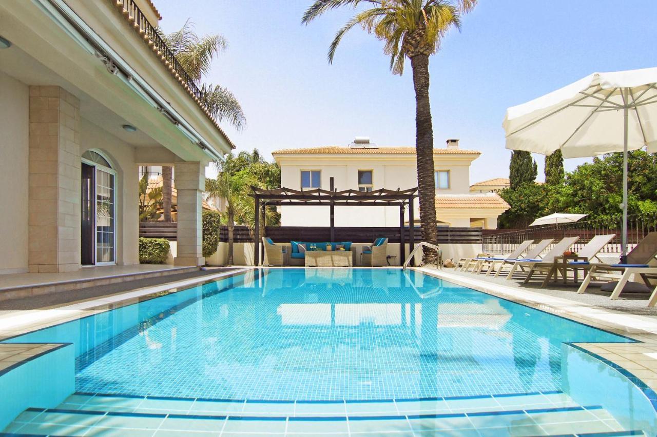 Villa Oceania - Beachfront Paralimni Exterior foto