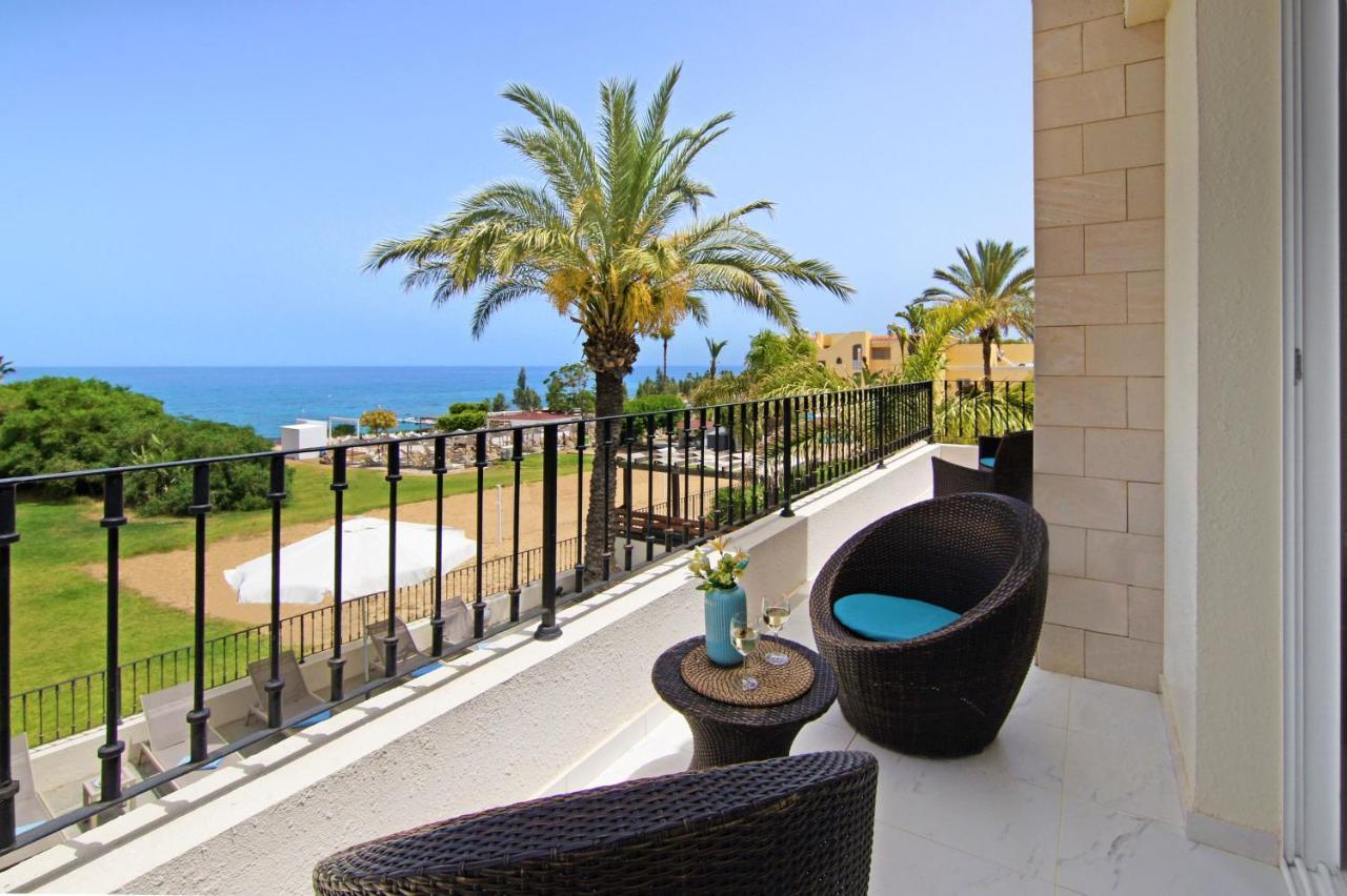Villa Oceania - Beachfront Paralimni Exterior foto